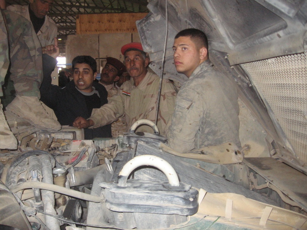 Iraqi Soldiers learn Humvee maintenance