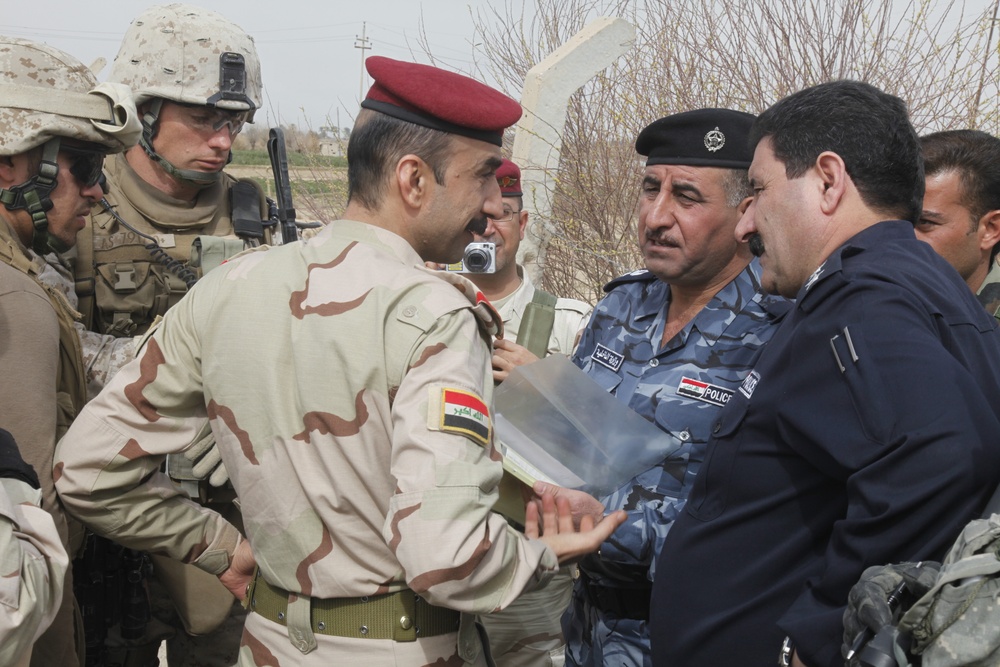 DVIDS - Images - Joint patrol in Fallujah [Image 12 of 16]