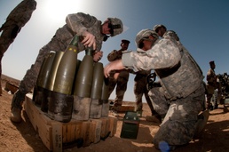 U.S., Iraqi artillerymen send live shells downrange