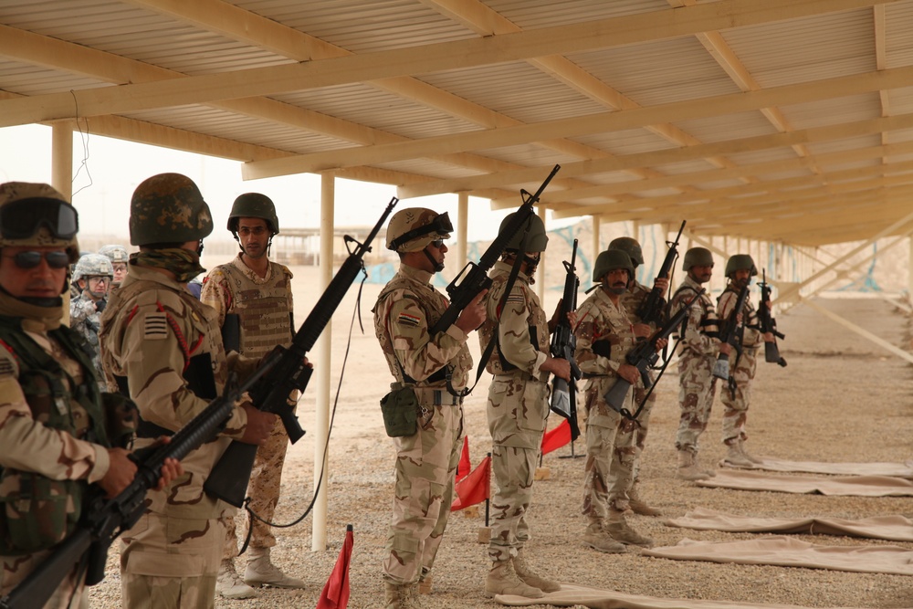 Iraqi soldiers take part in rifle range