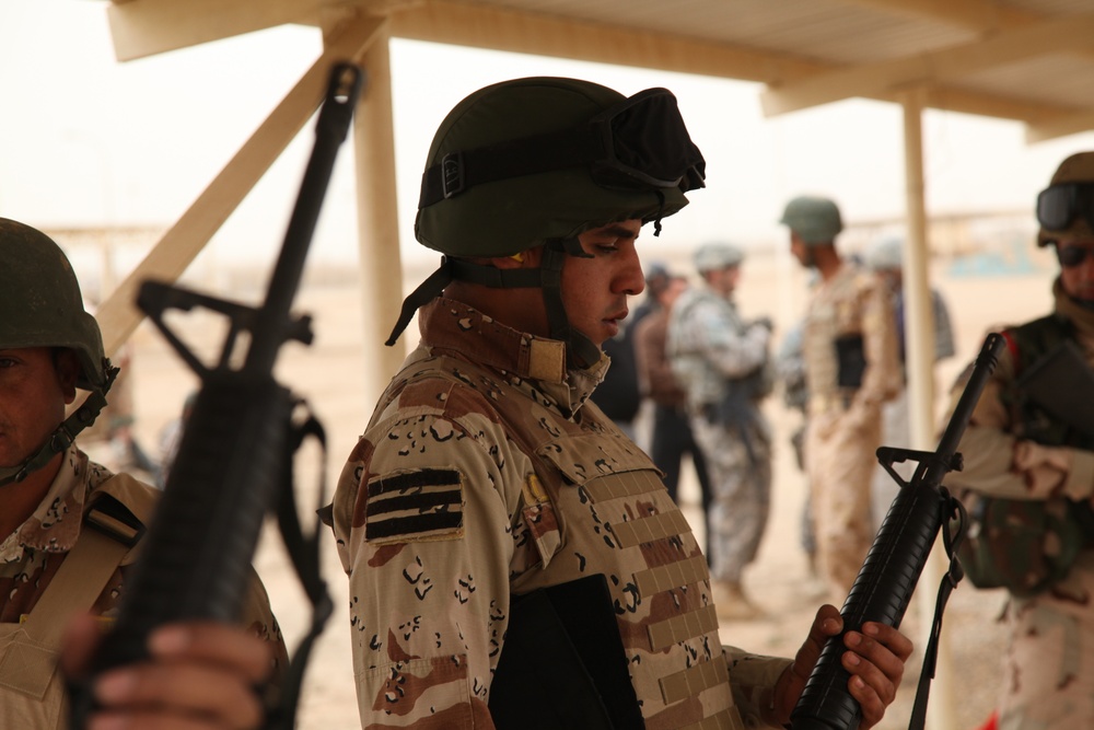 Iraqi soldiers take part in rifle range