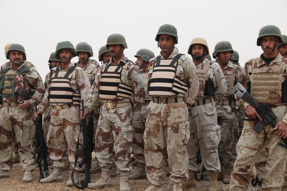 Iraqi soldiers take part in rifle range