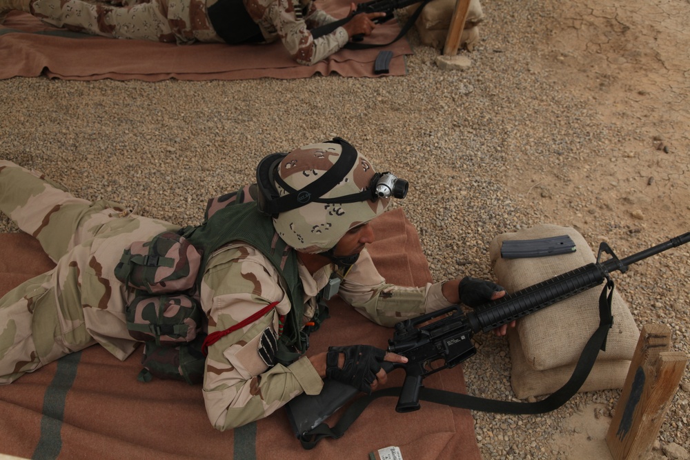 Iraqi soldiers take part in rifle range