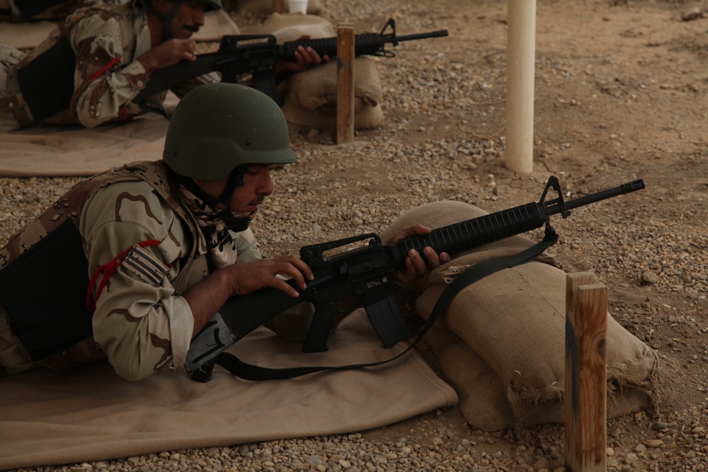 Iraqi soldiers take part in rifle range