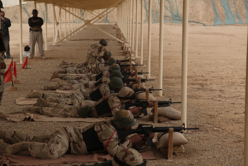 Iraqi soldiers take part in rifle range