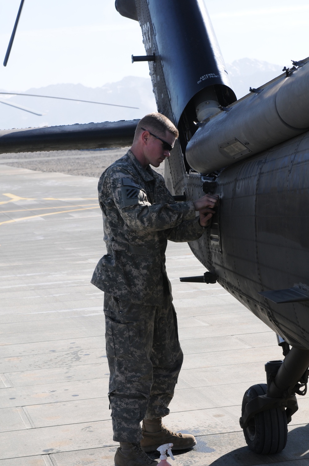 Black Hawk Crew Chiefs Wrenching, Watching