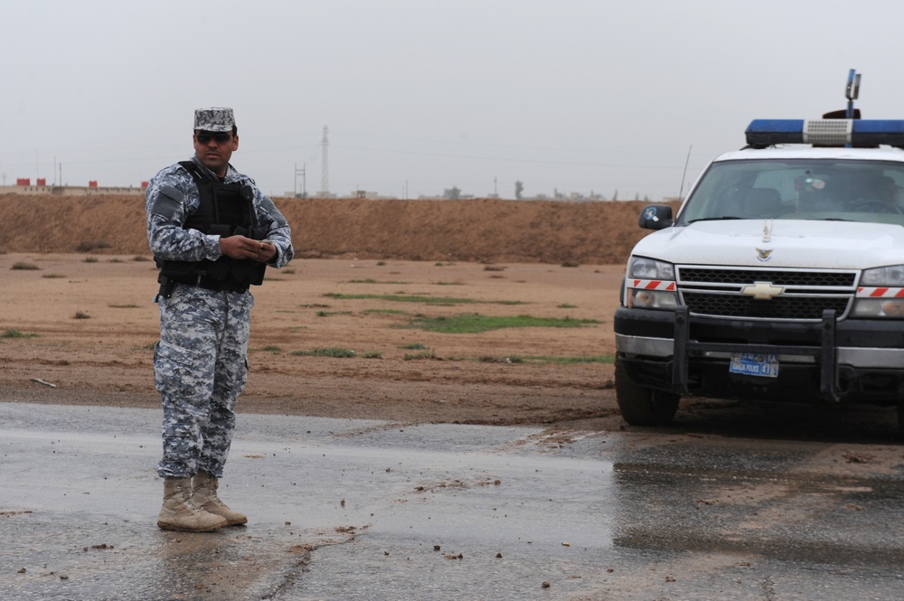 Iraqi Police Establish Flash Traffic Control Point