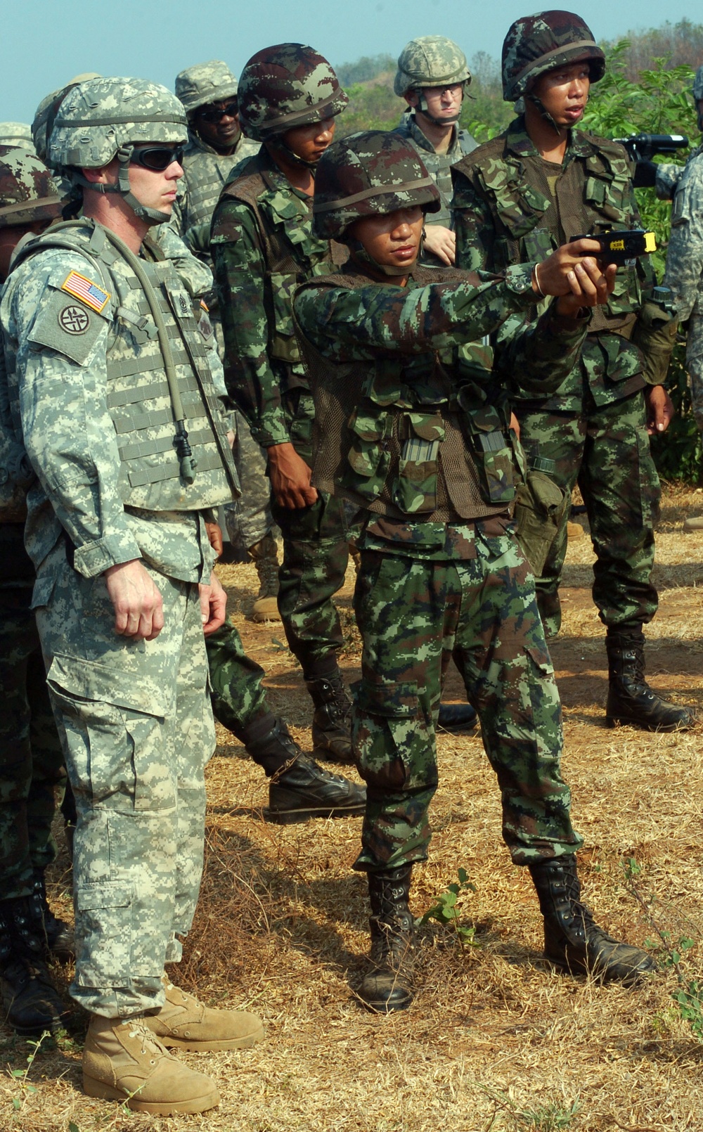 Thai soldiers learn non-leathal weapons skills