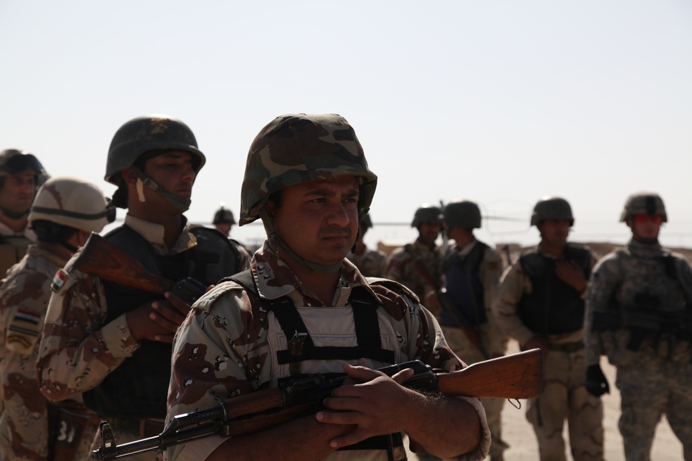 U.S., Iraqi soldiers conduct patrol