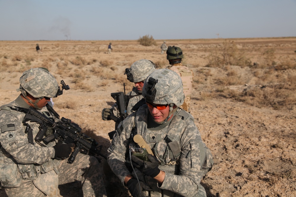 U.S., Iraqi soldiers conduct patrol