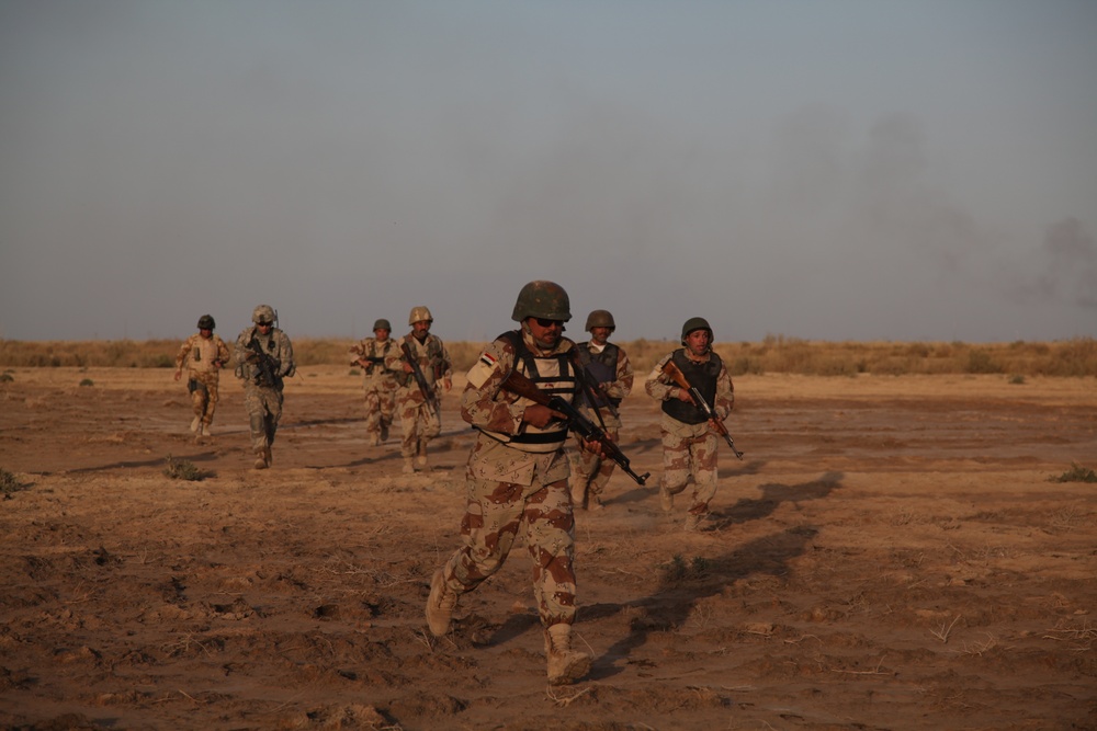 U.S., Iraqi soldiers conduct patrol