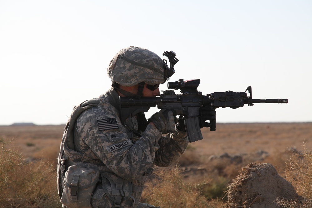 U.S., Iraqi soldiers conduct patrol