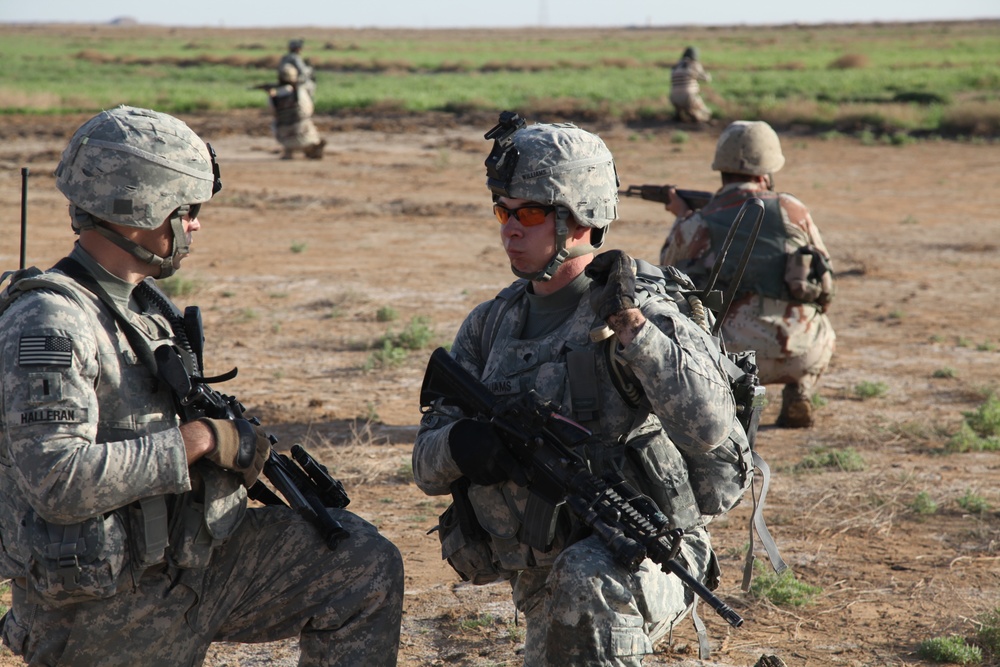 U.S., Iraqi soldiers conduct patrol