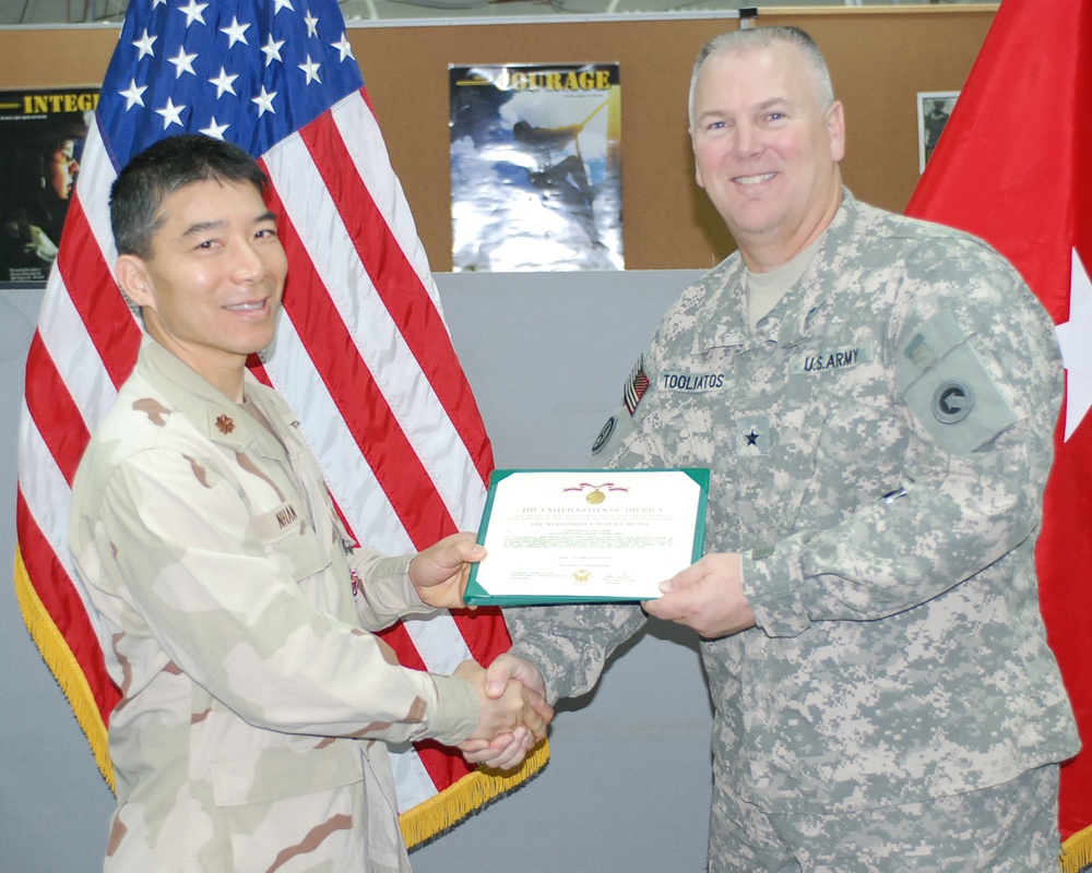 Navy Lieutenant Commander Gets Army Award
