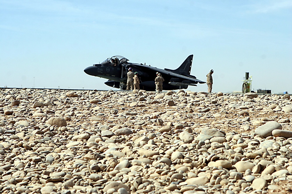 VMA-231 Lands at Dwyer