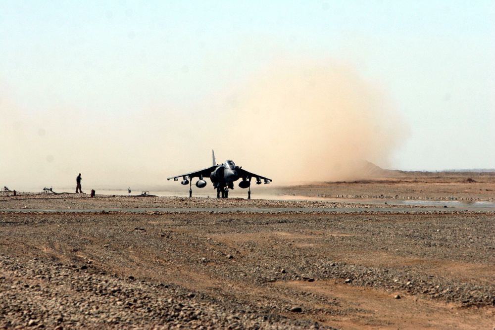 VMA-231 lands at Dwyer