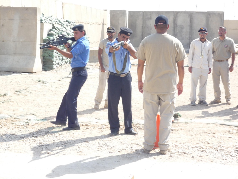 Iraqi police, MPs conduct police transition team training