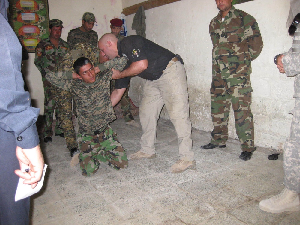 Iraqi police, MPs conduct police transition team training