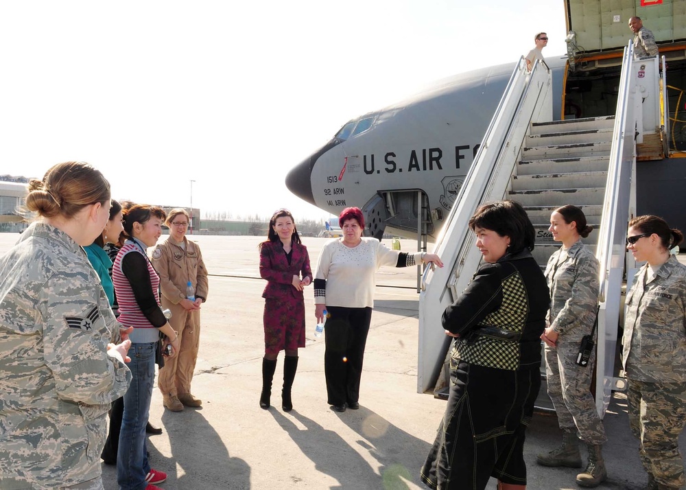 Women from Kyrgyz Law Academy tour Transit Center