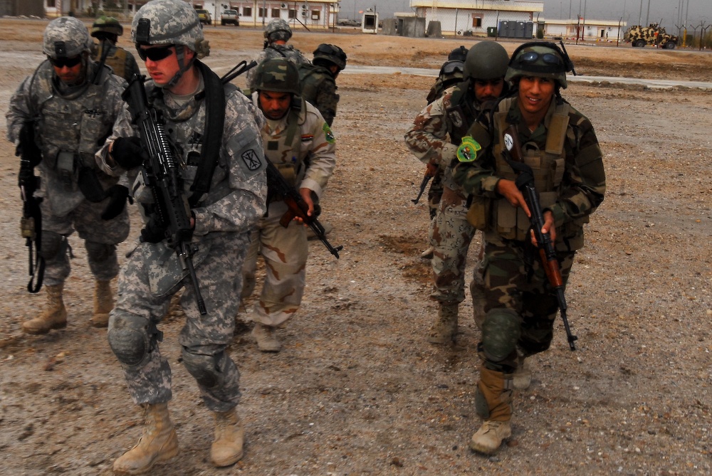 Top NCO observes Thunderbolt Soldiers train Iraqis