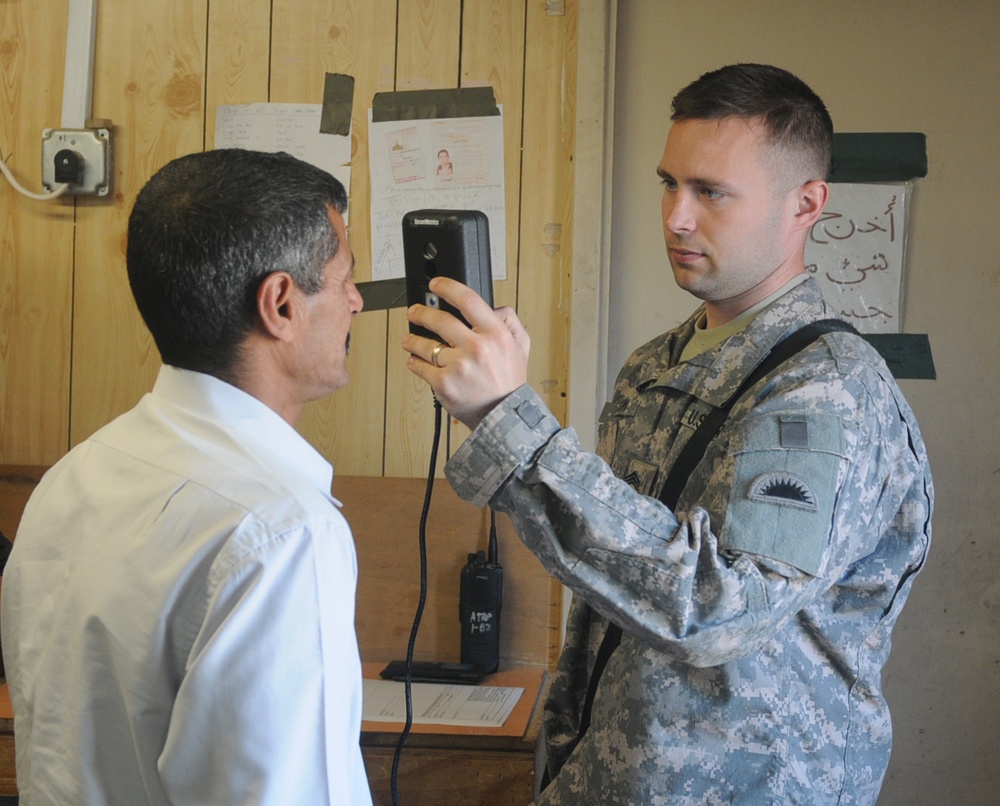 Oregon Guardsmen provide force protection at entry control points
