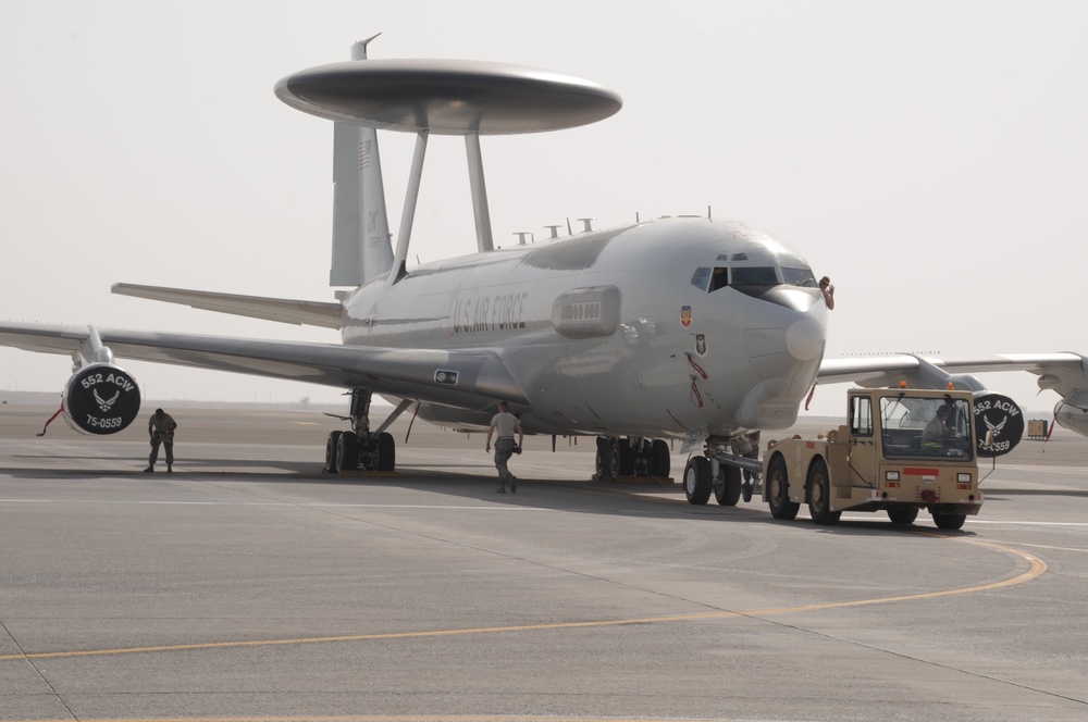 Sentry Maintainers Prepare Aircraft at Southwest Asia Base