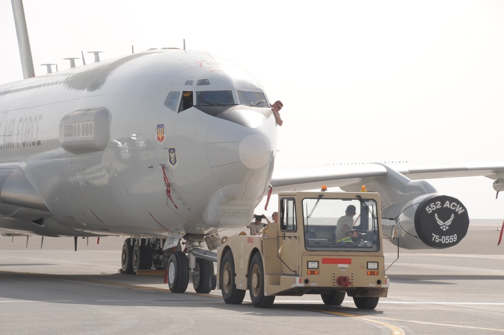 Sentry Maintainers Prepare Aircraft at Southwest Asia Base