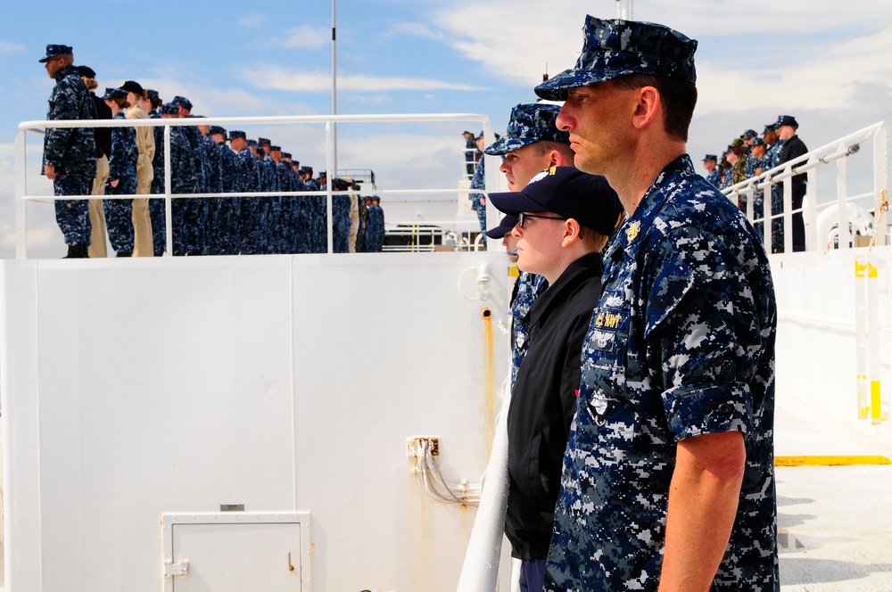 USNS Comfort arrives in Norfolk