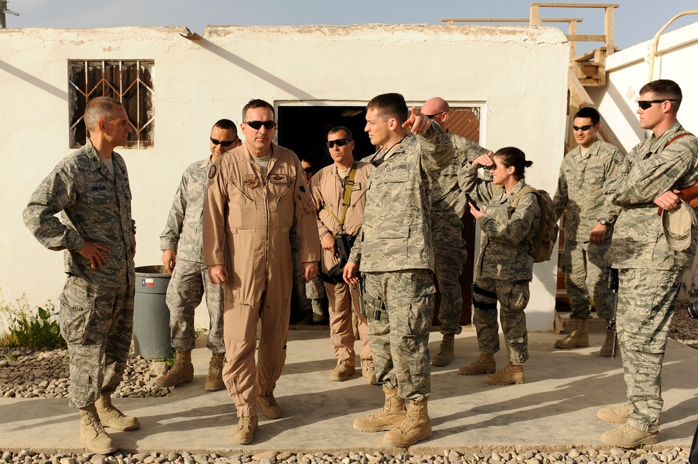 Maj. Gen. Mueller visits FOB Tarin Kowt