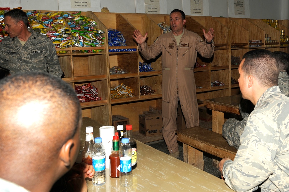 Maj. Gen. Mueller visits FOB Tarin Kowt