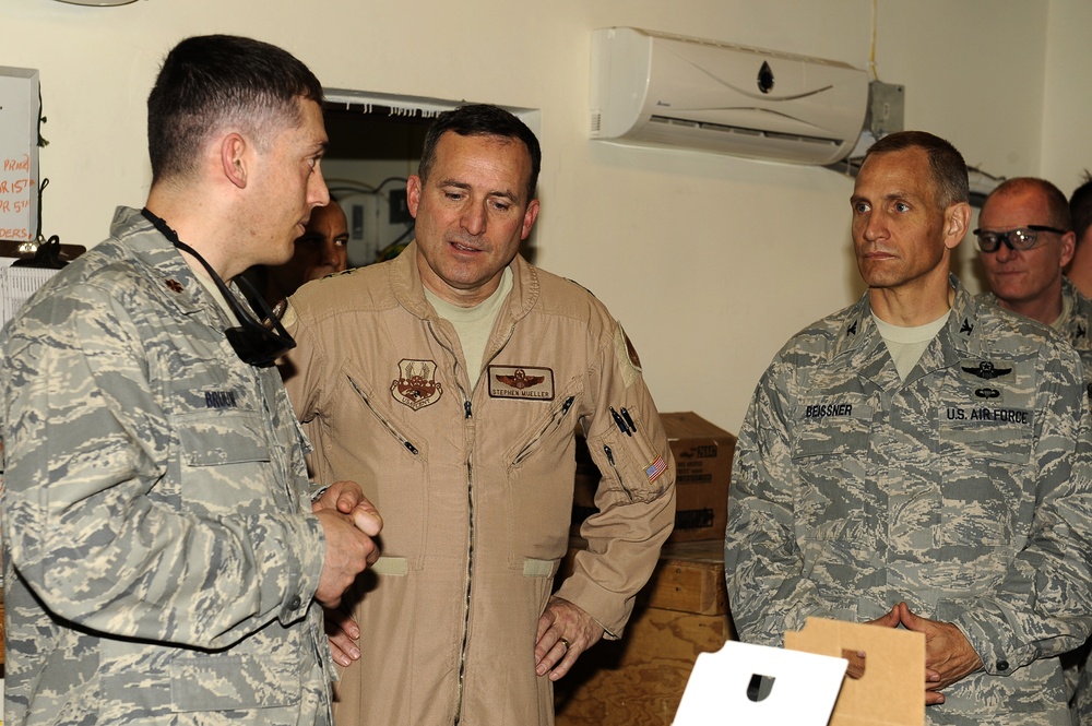 Maj. Gen. Mueller visits FOB Tarin Kowt