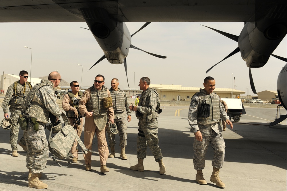 Maj. Gen. Mueller visits FOB Tarin Kowt