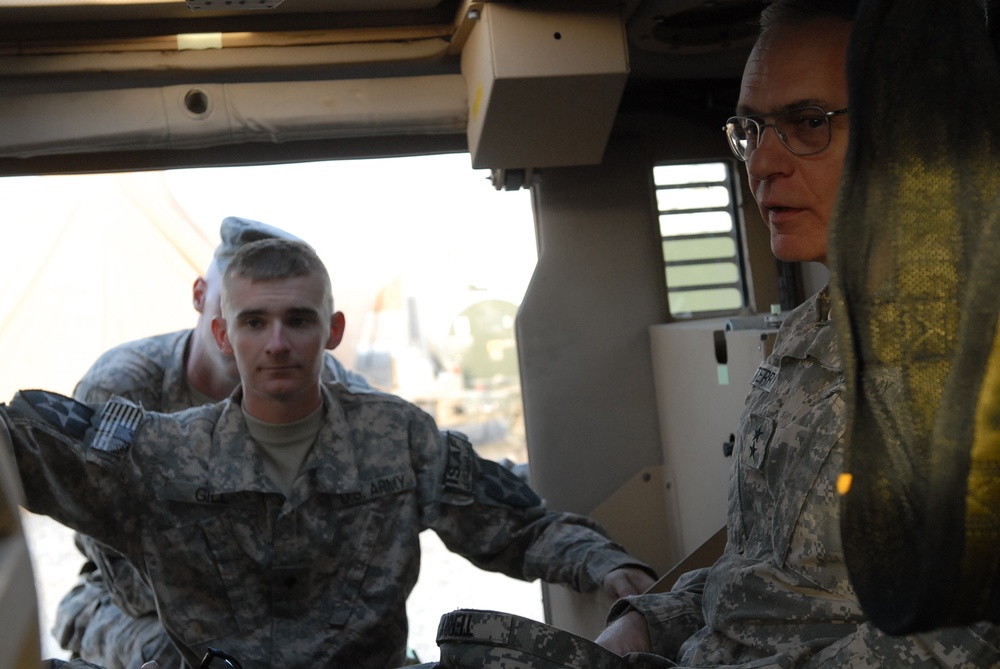 10th Mountain Division Commanding General Visits Troops in the Field