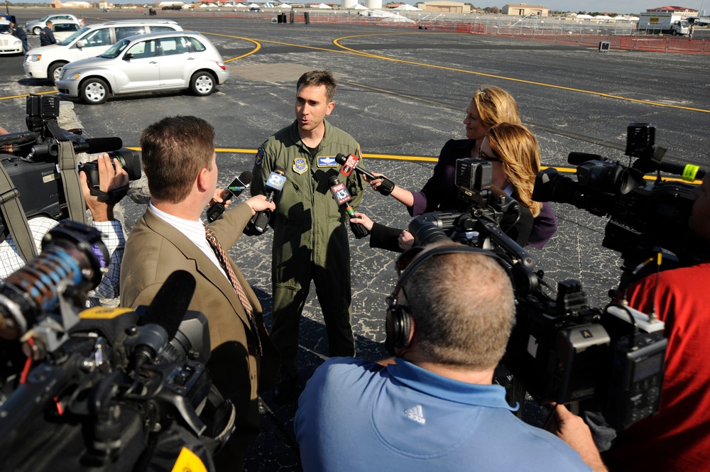 Blue Angels Arrive at MacDiill Air Force Base