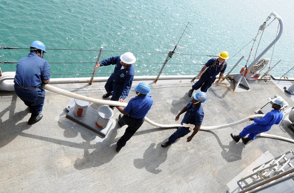 the proper way to heave a mooring line