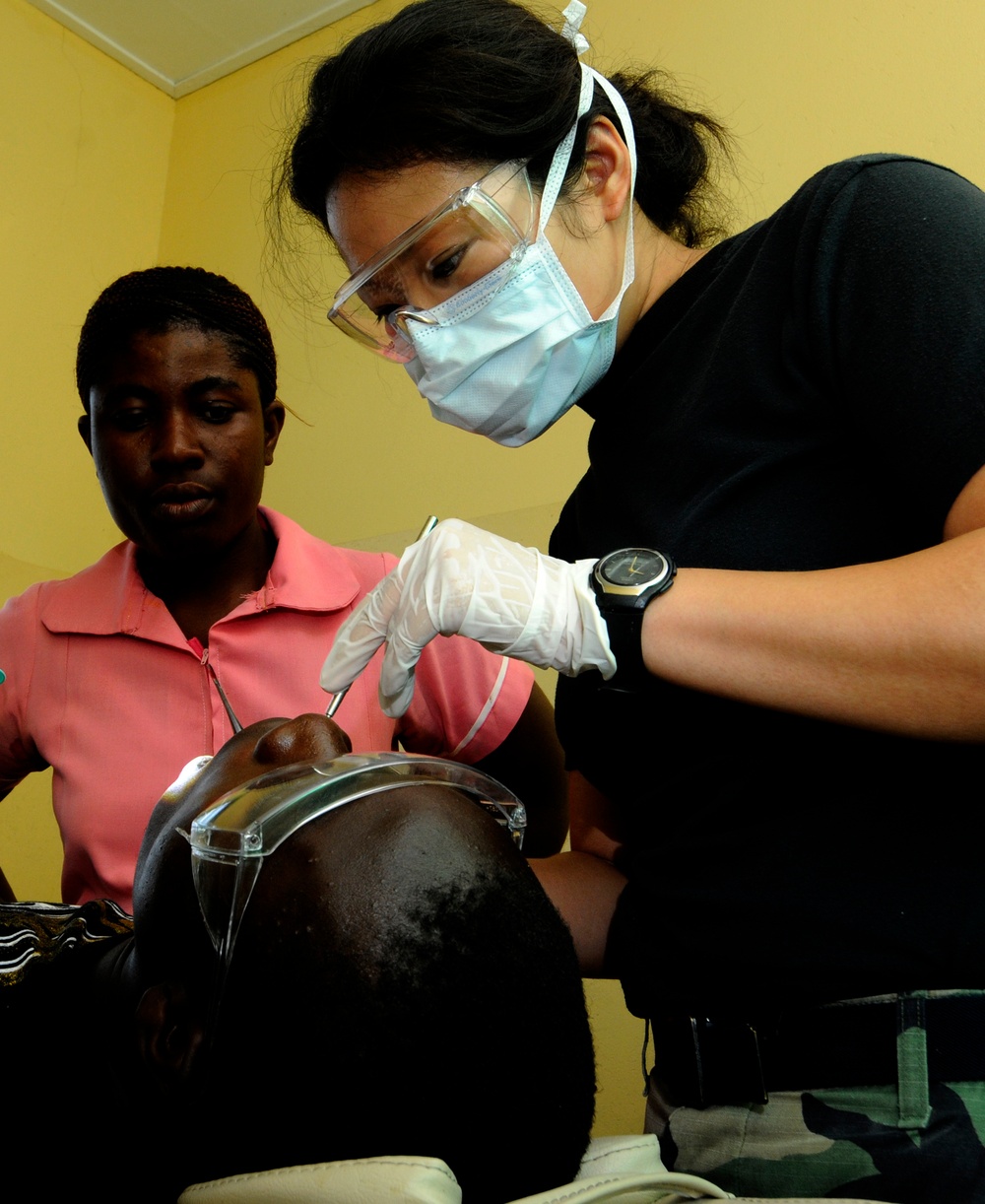 Gunston Hall Sailors Teach First Aid to African sailors