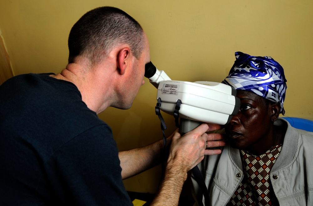 Gunston Hall Sailors Teach First Aid to African sailors
