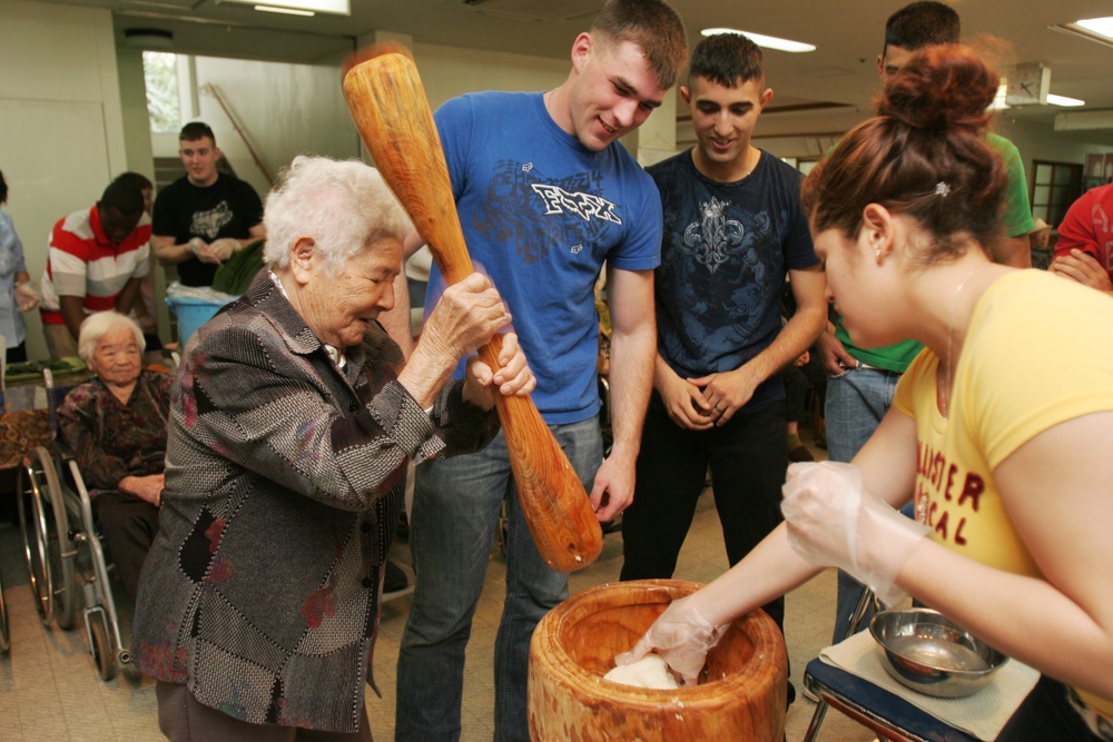 Marines from Okinawa learn mochitsuki, one of Japan's oldest traditions