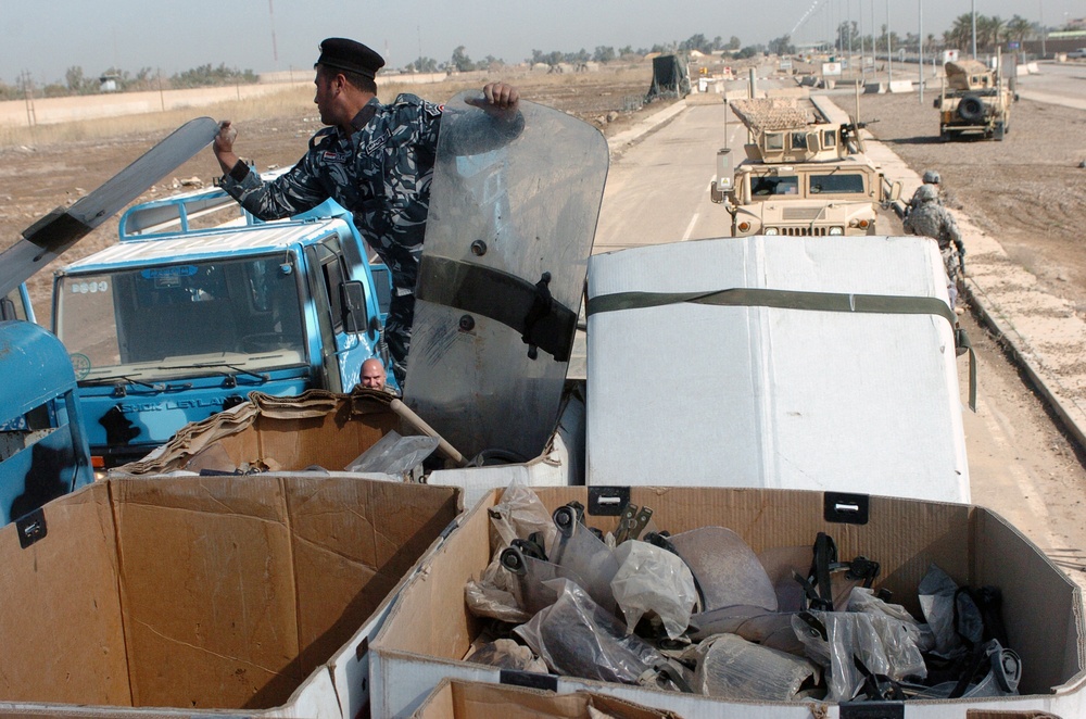 Iraqi police receive supplies