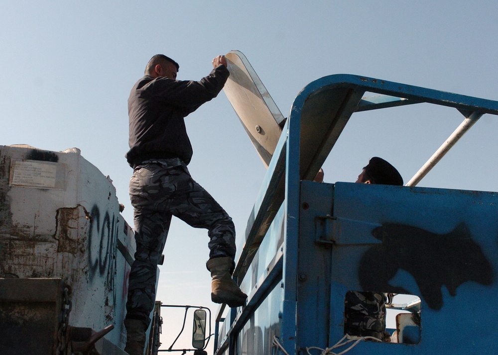 Iraqi police receive supplies