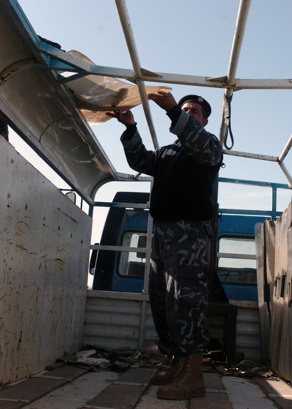 Iraqi police receive supplies