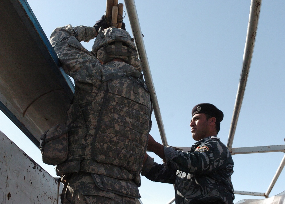 Iraqi police receive supplies