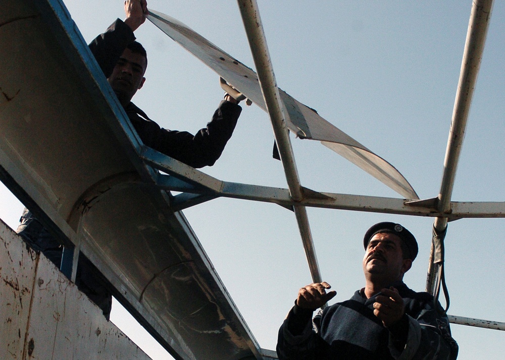 Iraqi police receive supplies