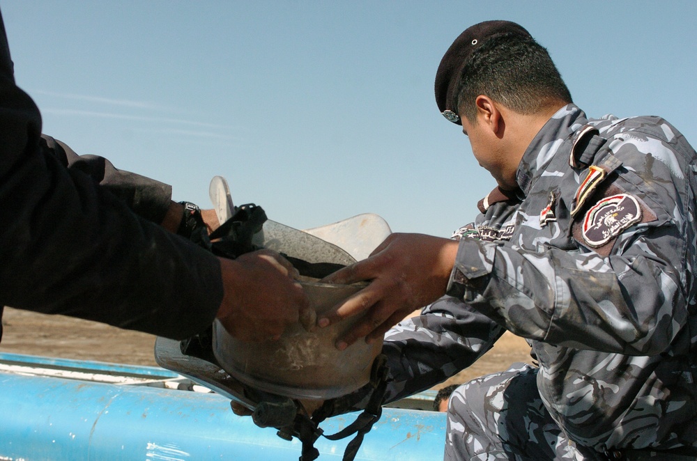 Iraqi police receive supplies