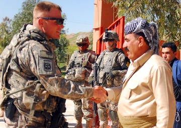 Peshmerga cmdr. plays host to CSF soldiers
