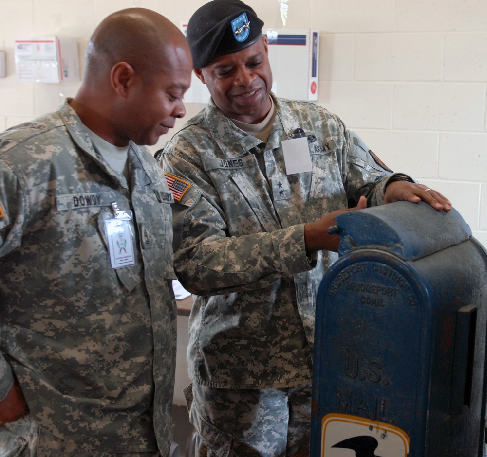 MWR Commander Visits Silver Scimitar 2010