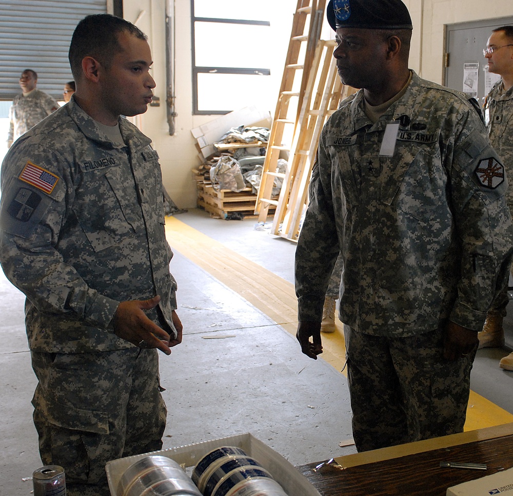 MWR Commander Visits Silver Scimitar 2010
