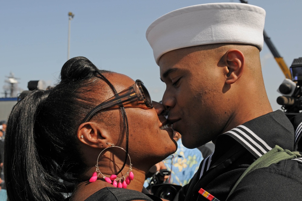 Nimitz returns to homeport