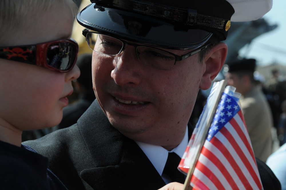 Nimitz returns to homeport