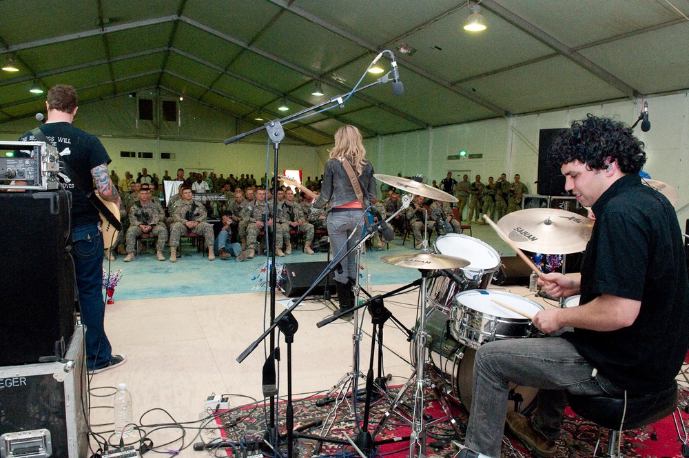 Country singer entertains at Camp Ramadi